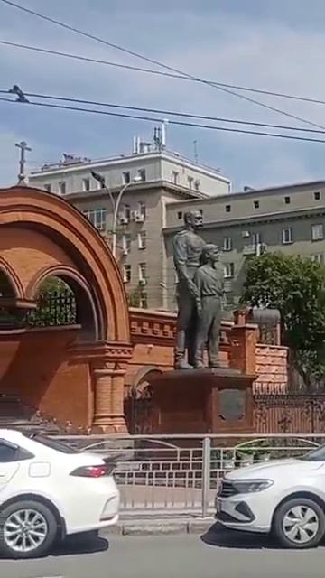 Прогулка у Собора А. Невского и памятника Николаю II на Красном проспекте в, Новосибирске смотреть онлайн