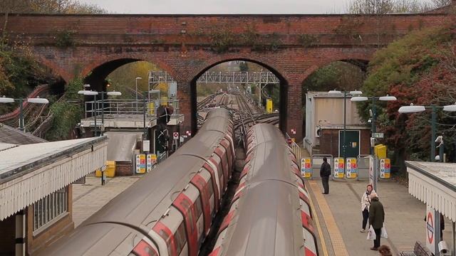 LU: Northern line trains at Finchley Central and Mill Hill East смотреть онлайн