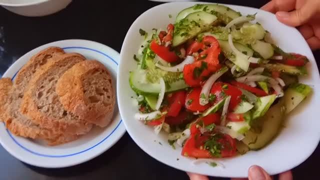 Диета Дюкана: салат с огурцом, помидором и секретом! 🥒🍅 смотреть онлайн