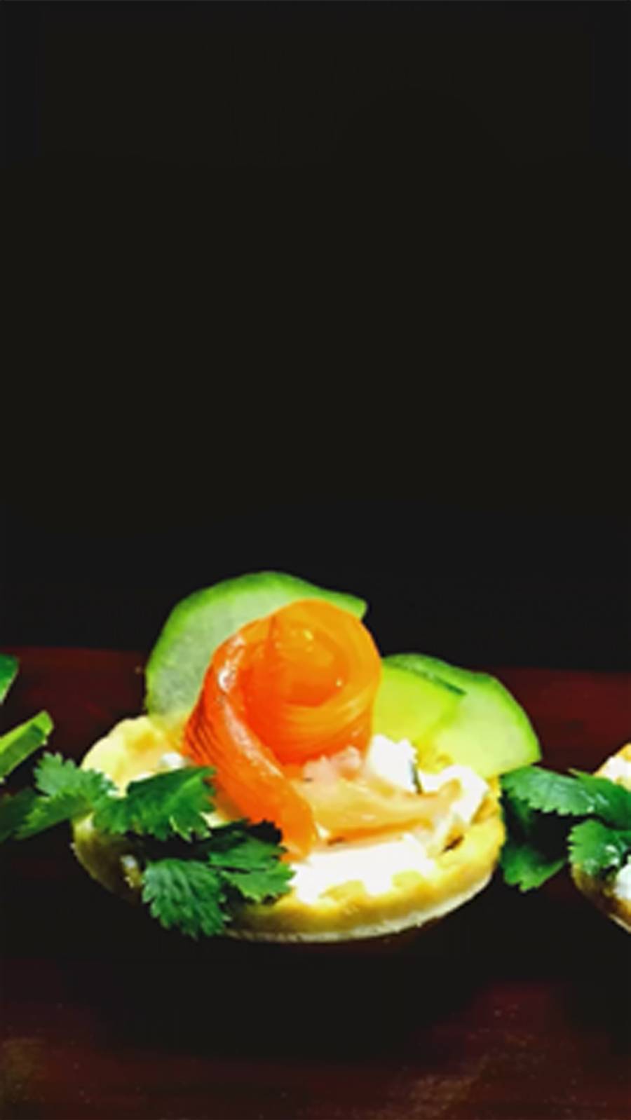 Тарталетки с красной рыбой, огурцом и творожным сыром. Мальковский Вадим смотреть онлайн