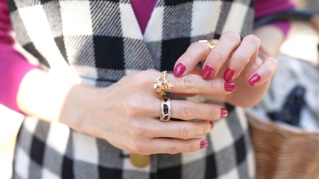 今日のコーデ864　Les Nereides (レネレイド)　(APNF308/1)ガラスの蜜蜂とハチの巣のネックレス смотреть онлайн