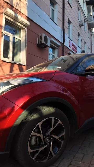 Красная Toyota CH-R 2020 смотреть онлайн