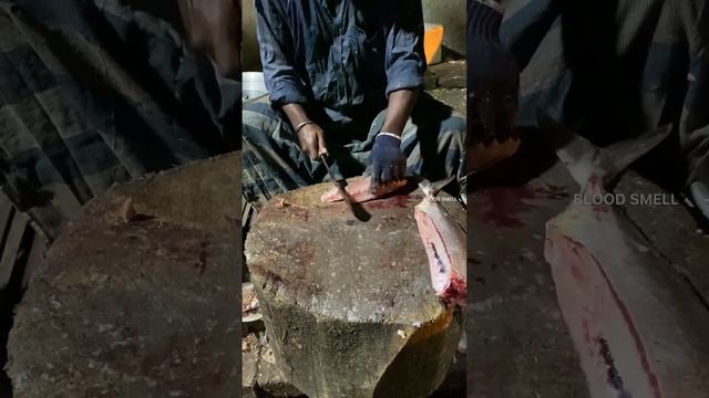 KASIMEDU 🔥 FISH CUTTING | WHITE TREVALLY FISH CUTTING VIDEO | IN KASIMEDU |#shorts |#bloodsmell смотреть онлайн