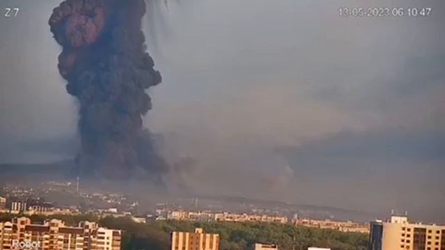 Атмосферные прилеты по складу боеприпасов в Хмельницком 05.2023 смотреть онлайн