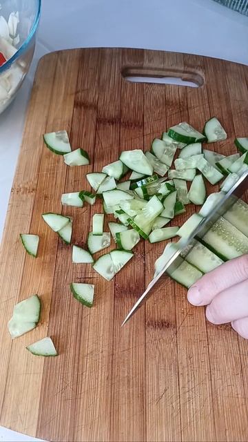 Салат из свежих овощей к обеду. смотреть онлайн