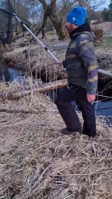 Полная канава рыбы. #рыбалка #весна #adventuresbrothers