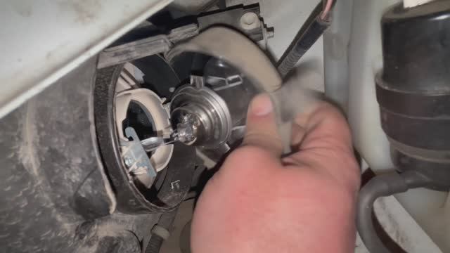 Фара Гранта Как поменять лампочку и достать стекло из фары смотреть онлайн