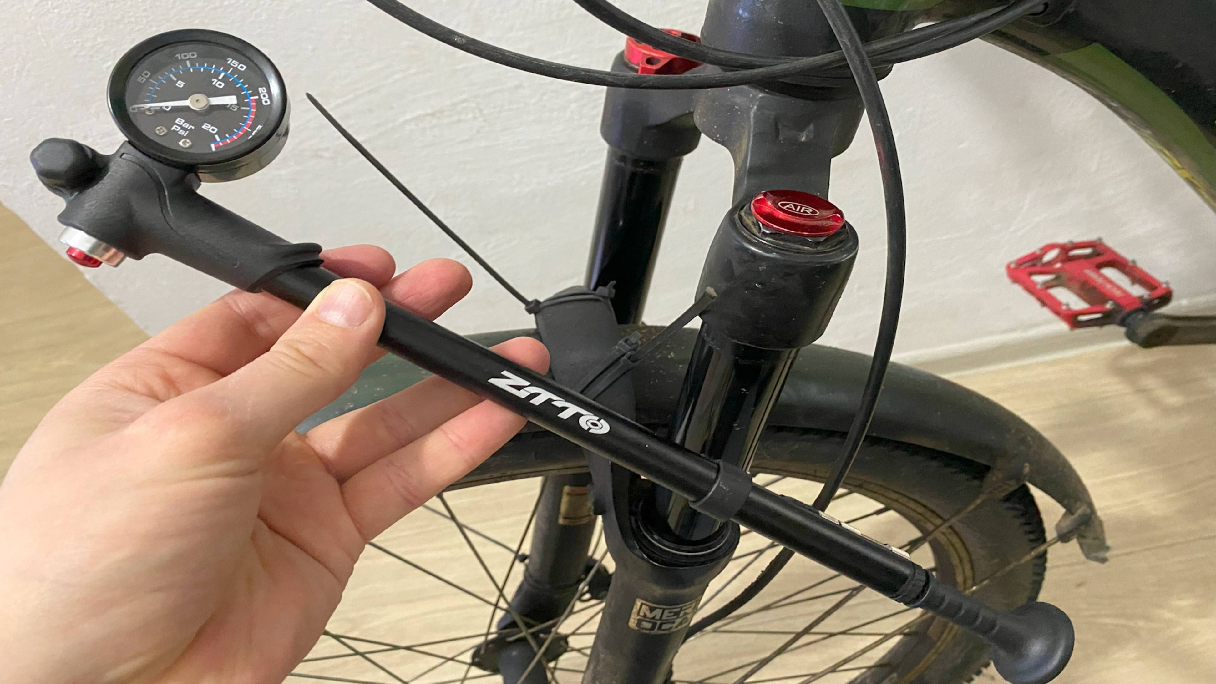 Как накачать переднюю воздушную вилку на велосипеде ? На своём примере смотреть онлайн