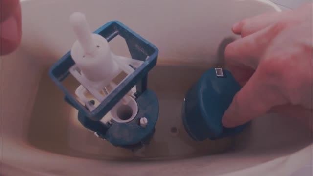 Ремонт унитаза. Ремонт бачка унитаза. Как менять арматуру унитаза. смотреть онлайн