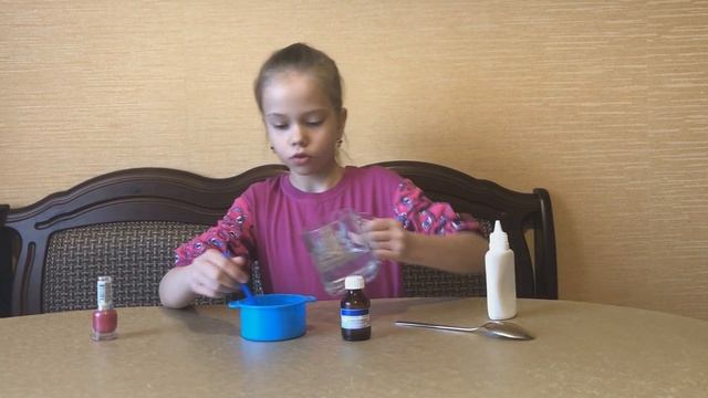 Маша делает слайм - лизун своими руками смотреть онлайн