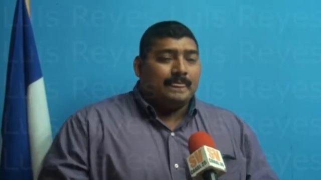 Mujer alcoholizada se desnuda en la pista de baile смотреть онлайн