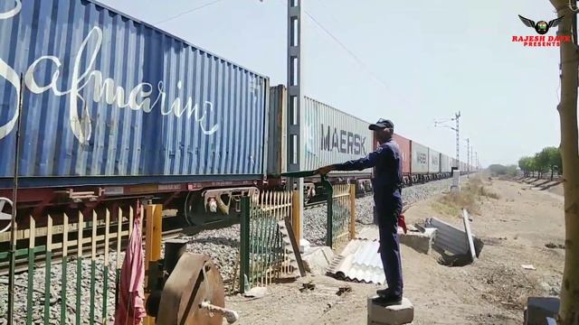 Cautious gateman hosting green flag for WDG4 with large freight train, clip 2 смотреть онлайн