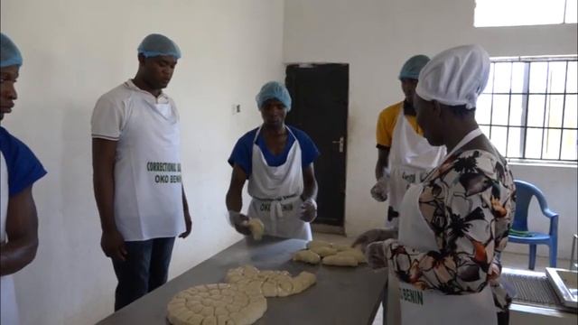 INMATES TRAINING ON CONFECTIONARY смотреть онлайн