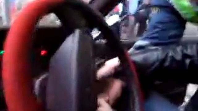 Гаишник пытается забрать ключи от автомобиля.flv смотреть онлайн