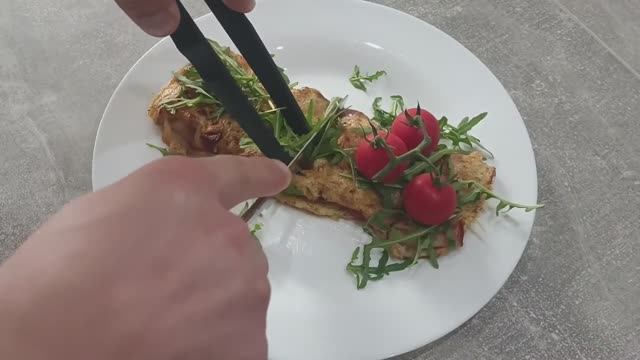 Омлет с беконом и овощами – идеальный быстрый завтрак! 🍳🥓 смотреть онлайн