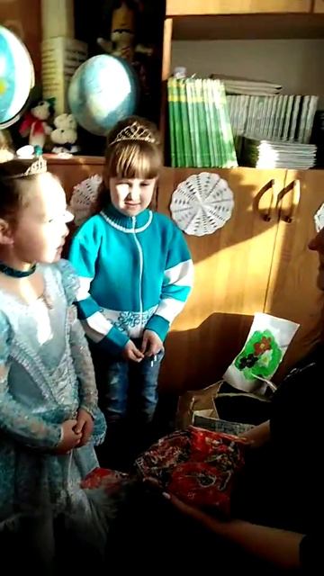 У снегурочки до пола уже выросла коса смотреть онлайн