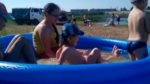 дети купаются в бассейне