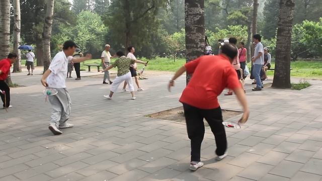 Chinese dance with ball and raquet in a park in Beijing смотреть онлайн