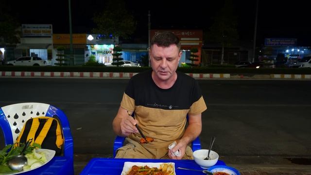 Обзор Tai Ky Quan. Обычное кафе у дороги удивляет смотреть онлайн