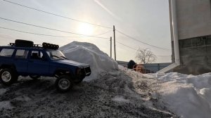 Покорение гор зимой на радиоуправляемом джипе Cherokee RC Mn 78 и падение с горы кувырком