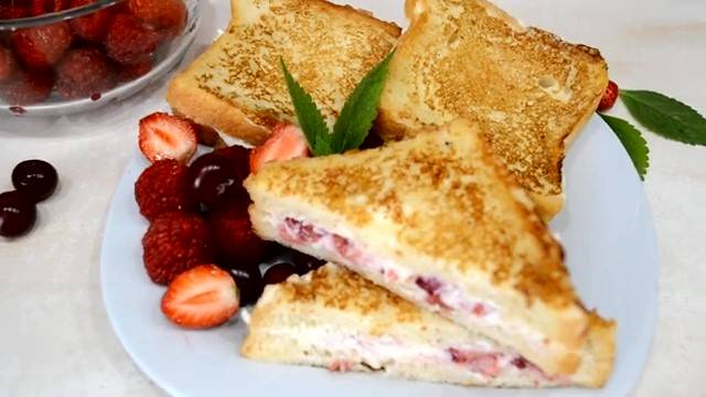 Быстро и вкусно: гренки с творожно-ягодной начинкой за 15 минут смотреть онлайн