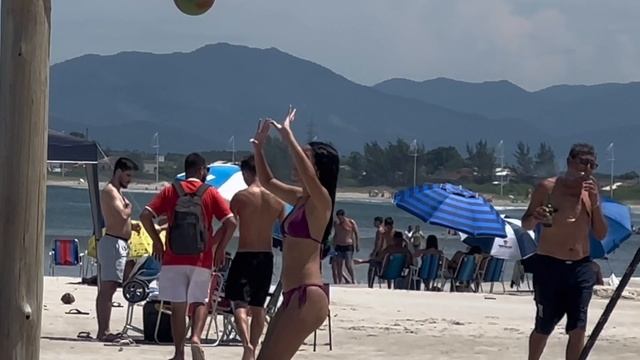 Очарование бразильских берегов: прогулка по пляжу смотреть онлайн