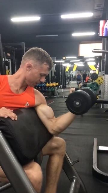 5.2 Сгибания на бицепс с гантелью (скамья Скотта)