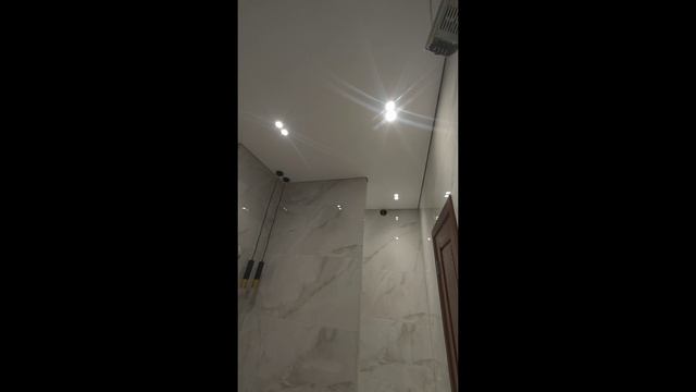 Контурный натяжной потолок в санузле смотреть онлайн