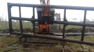 бездорожье России, дороги севера  Работа эксковатора в болоте на сланях