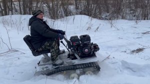 Минивездеход при движении по снегу в лесной посадке