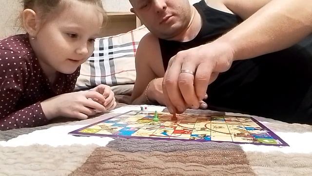 играем в ХОДИЛКИ БРОДИЛКИ с папай .видео от Arinka V😱 смотреть онлайн