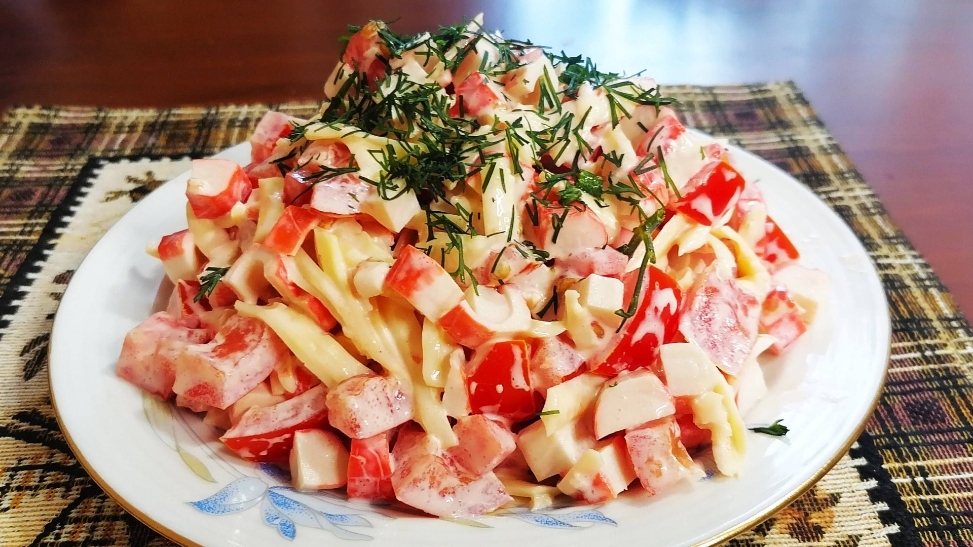 Пикантный крабовый салат с помидорами, сыром и чесноком смотреть онлайн