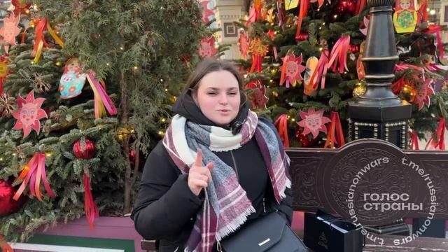 Площадь Революции в Москве преобразилась в сад матрешек смотреть онлайн