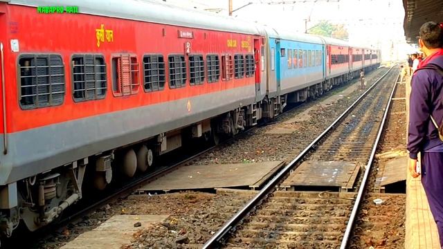 Kulik Express Passing By Busystation//Some People Get on Muving Train #viral #railstation #railfans смотреть онлайн