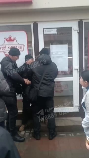 ТЦКашники схватили пожилого и больного украинца, это тоже солдат, что ли смотреть онлайн