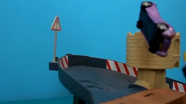 The Cars Pixar In Italiano. Saetta McQueen Ed I Suoi Amici Trovano Una Pista. Animali In P