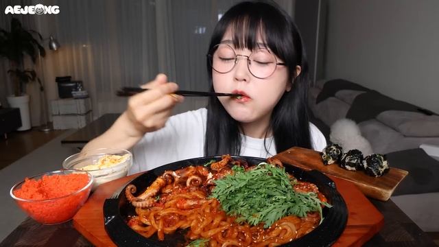 한국인 입맛 저격! 매콤양념쭈꾸미볶음먹방🐙🔥Spicy Stir-Fried Octopus Mukbang ASMR смотреть онлайн