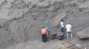 Строительство, шахтёры собирают песок