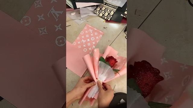 Cách bó hoa 1 bông cho người mới chỉ mất 3/4 tờ giấy đơn giản, dễ làm смотреть онлайн