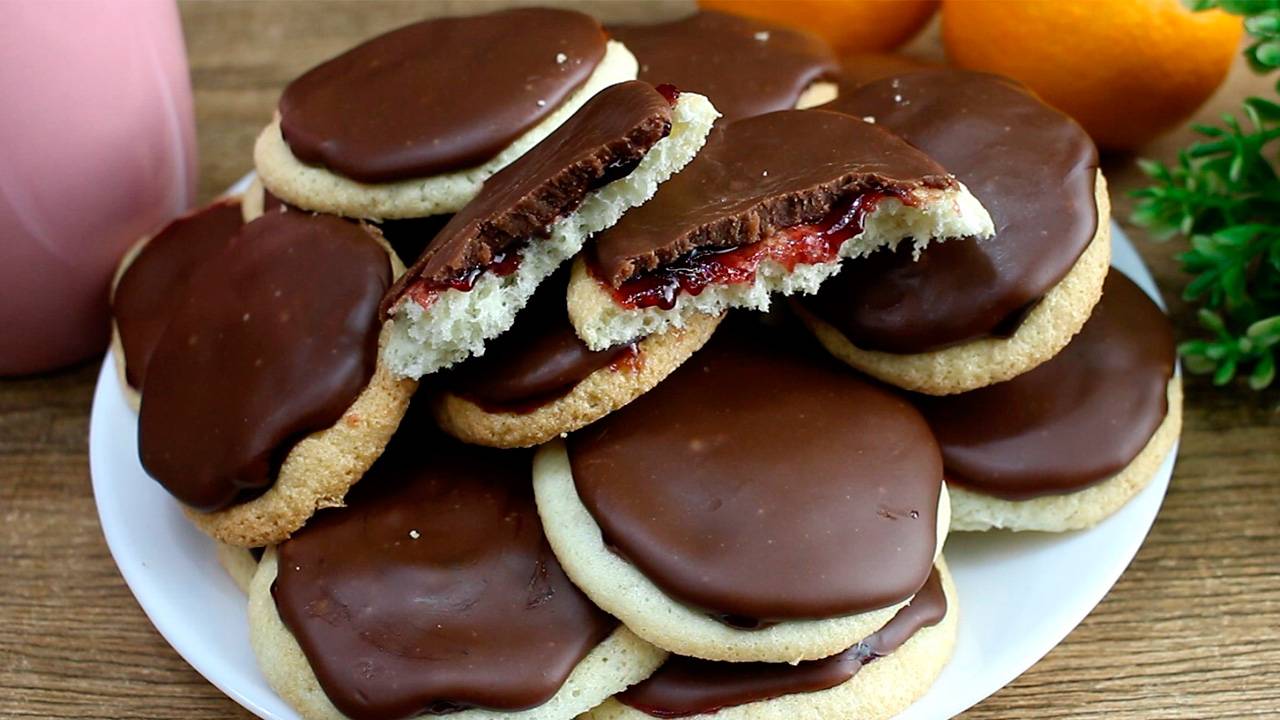 Раз и уже готово! Очень вкусное и простое печенье к чаю! Весы не нужны, из минимума ингредиентов смотреть онлайн