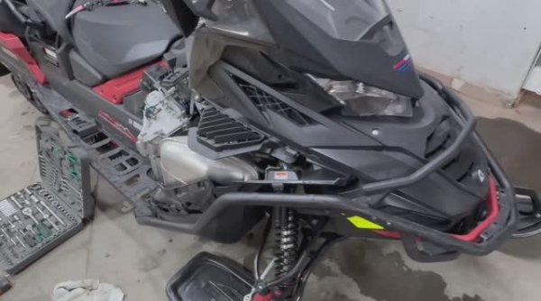 Снегоход Aodes на обслуживании