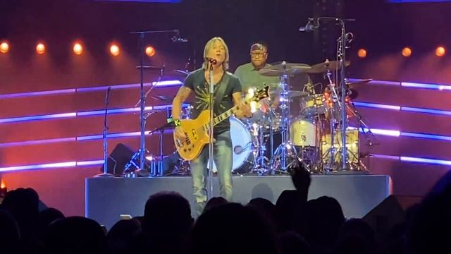 Keith Urban doing “John Cougar, John Deere, John 3:16” live at Paycom Center in OKC Sept. 30, 2022. смотреть онлайн