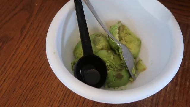 D.I.Y || AVOCADO, OLIVE OIL, & RAW HONEY MASK RECIPE || FOR THE HAIR смотреть онлайн