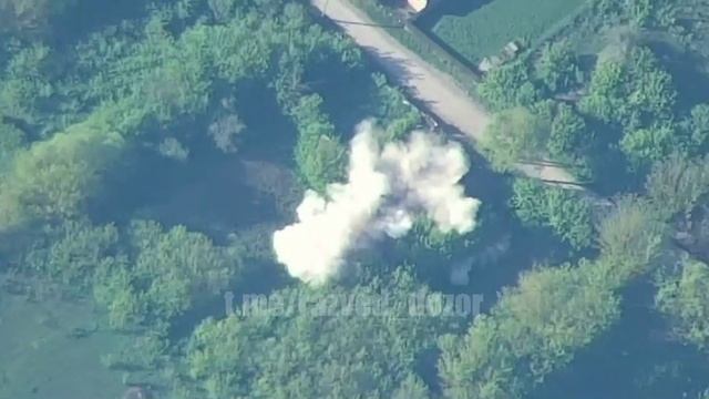 Уничтожение артиллерией украинской САУ и пункта временной дислокации экипажа в Харьковской области смотреть онлайн