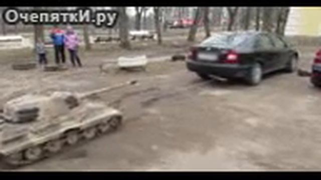 Танк буксирует автомобиль) смотреть онлайн