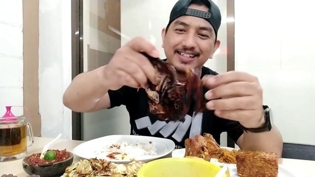 Mukbang ayam olie Bandung смотреть онлайн