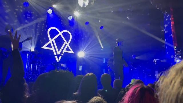 VV - When love and death embrace, Live in Boston - Neon Noir tour (2 avril 2023) смотреть онлайн