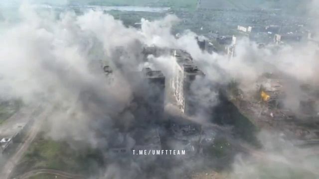 Работа артиллерии ЧВК «Вагнер» по домам на западе Бахмута, в которых находятся позиции ВСУ, 05.2023 смотреть онлайн