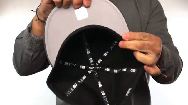 Raiders 'SILVER METAL-BADGE' Black-Shadow Tech Fitted Hat by New Era смотреть онлайн