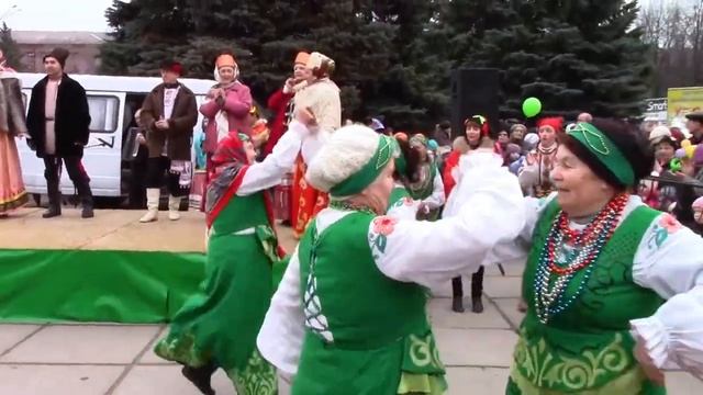 Бабушки жгут кадриль, как в молодости! Возраст танцам не помеха! смотреть онлайн